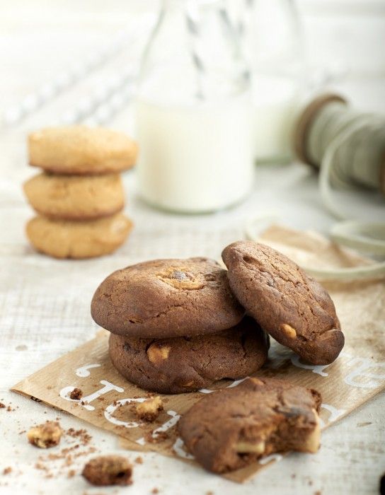 Galletas hechas con chocolate y almendras; Galletas saludables para eliminar el antojo