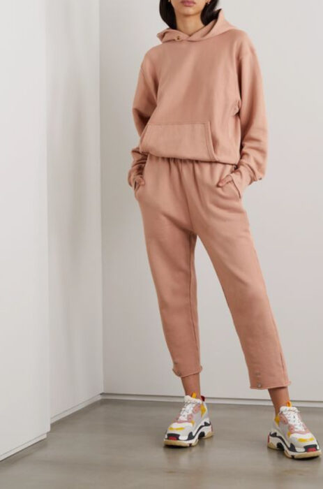 Conjunto de chándal color coral con tenis