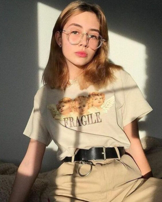 Chica usando playera holgada con diseño aesthetic
