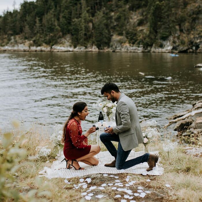 Chica proponiéndole matrimonio a su novio; Pareja se pide matrimonio uno al otro al mismo tiempo y todo queda en fotografías (4)