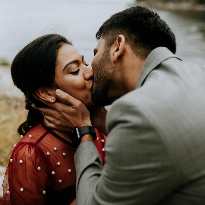 Pareja de novios besándose; Pareja se pide matrimonio uno al otro al mismo tiempo y todo queda en fotografías