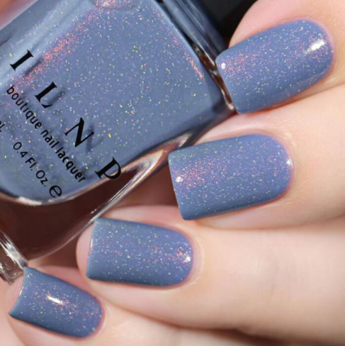 Uñas color azul con detalles de glitter muy pequeños