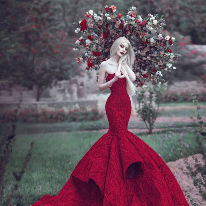 Ruby Vizcarra, modelo albina mexicana posando para una foto mientras usa un vestido de color rojo