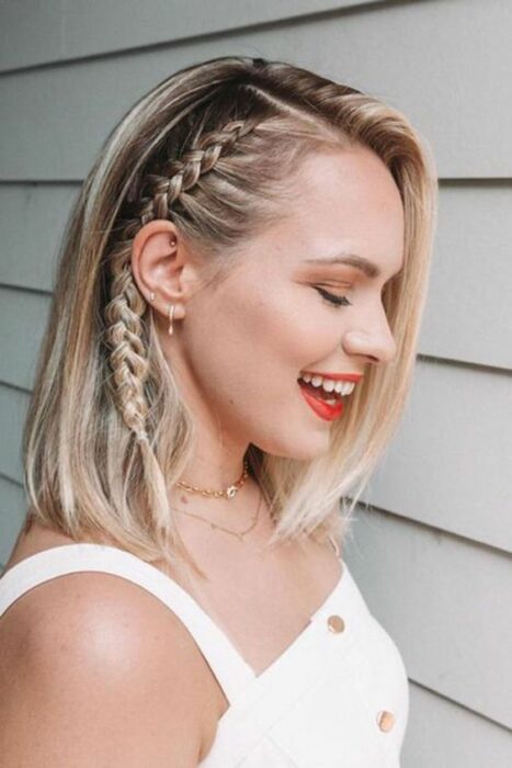 Chica con corte bob peinado con una trenza lateral; Ideas para peinar tu corte bob