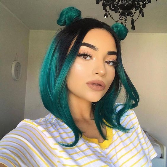 Chica con doble bun en corte bob; Ideas para peinar tu corte bob