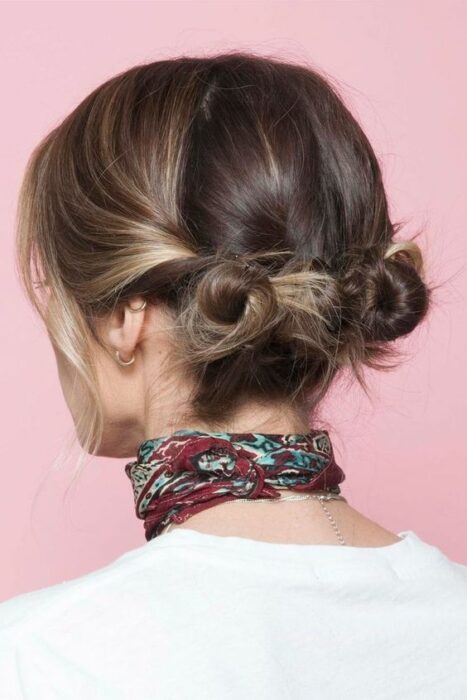 Chica con corte bob peinado con doble bun bajo; Ideas para peinar tu corte bob