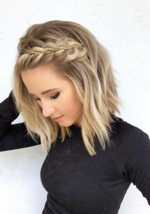 Chica con corte bob peinado con trenza de diadema; Ideas para peinar tu corte bob