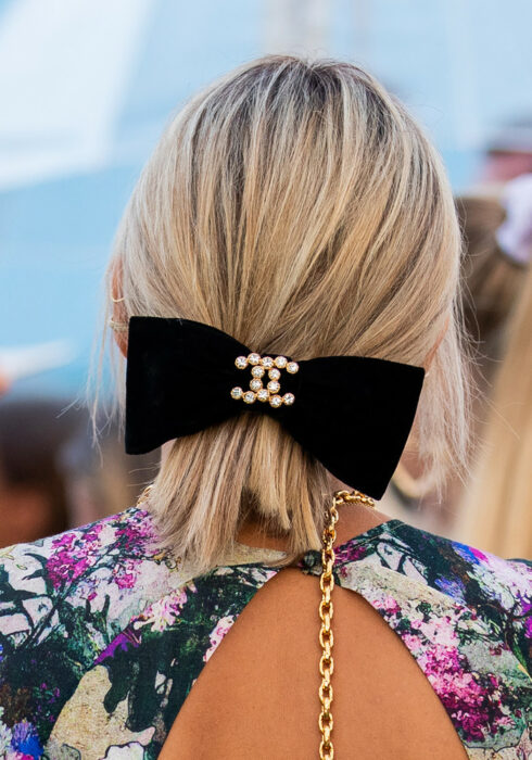 Chica con corte bob peinado con un moño bajo; Ideas para peinar tu corte bob