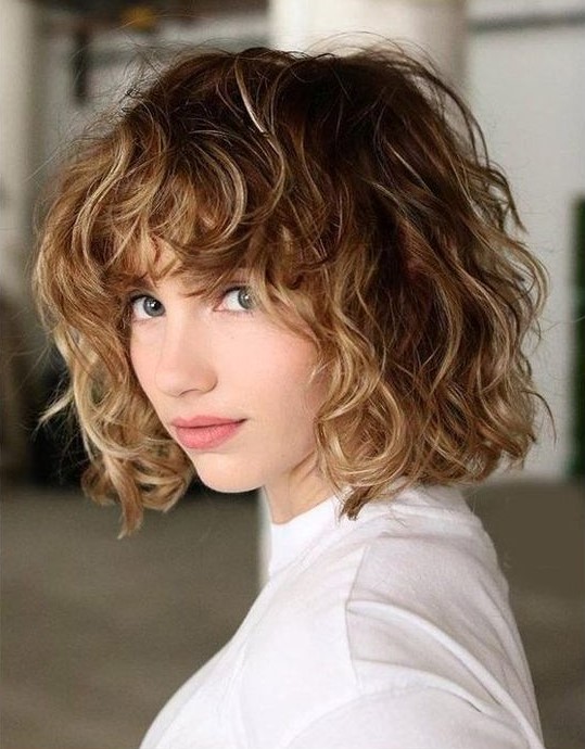 Chica con corte bob peinado con rizos; Ideas para peinar tu corte bob