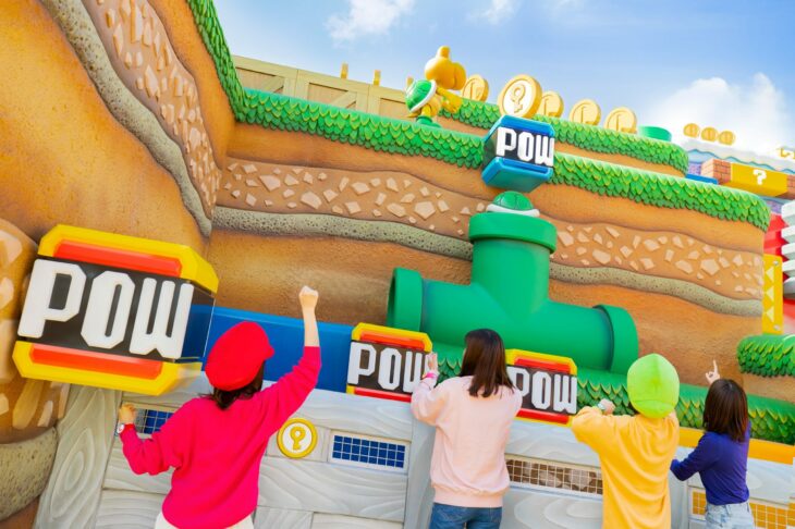 Amigas jugando en el parque de atracciones Super Nintendo World