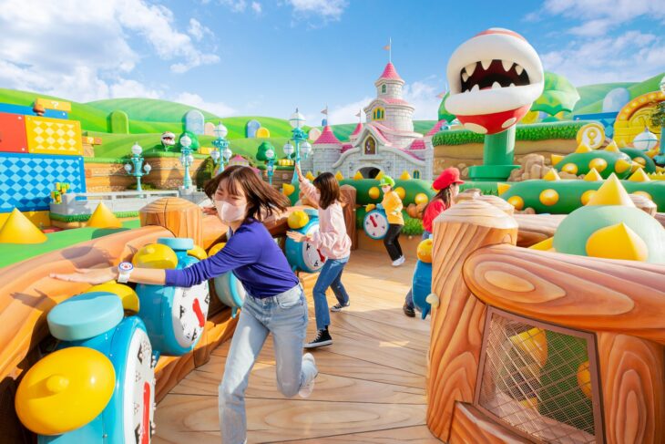 Grupo de amigas jugando en el parque de atracciones de Super Nintendo World
