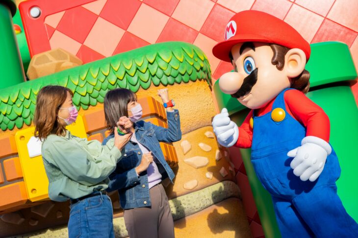 Amigas tomando fotos junto a Mario Bros en Super Nintendo World