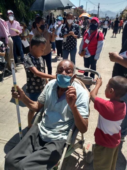 Abuelito Victorino en una carriola