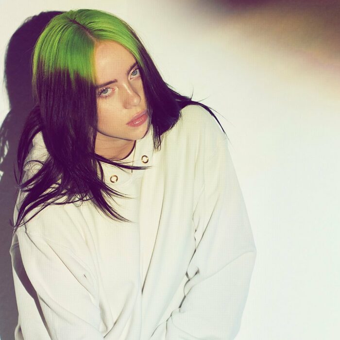 Billie Eilish posando para una fotografía y mostrando su nuevo color de cabello 