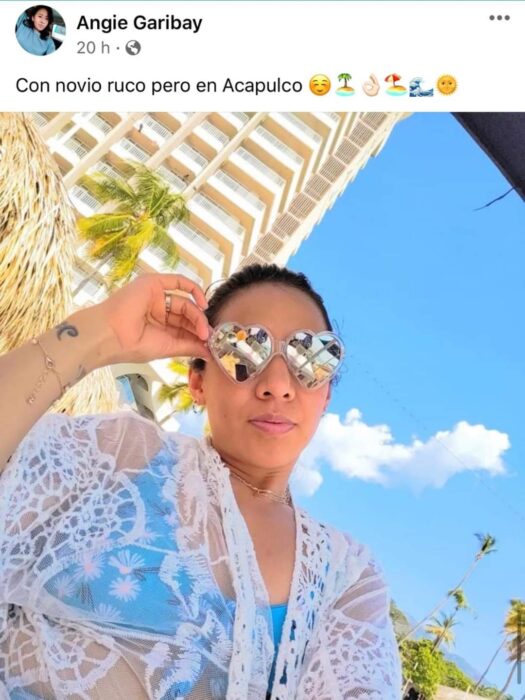 Chica paseando en la playa, usando gafas de sol en forma de corazón; Mexicanos están compartiendo fotos de sus viajes con ingeniosas rimas