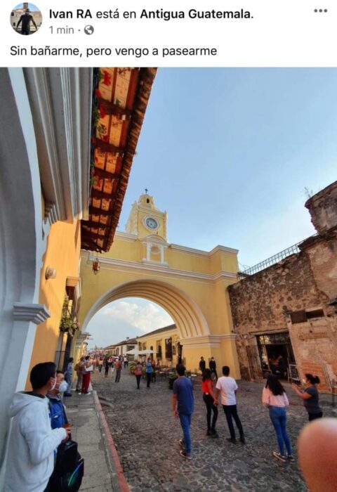 Chico paseando en un pueblo mágico mexicano; Mexicanos están compartiendo fotos de sus viajes con ingeniosas rimas