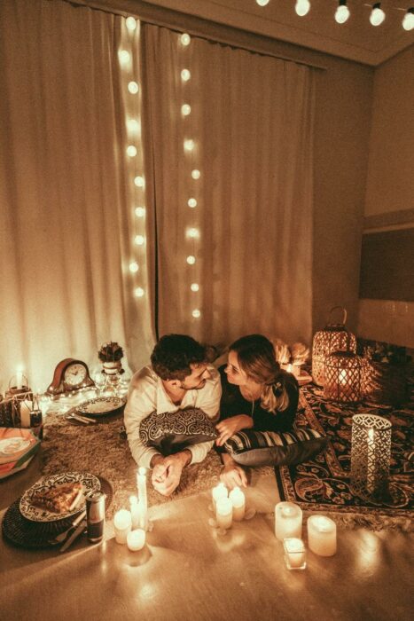 Pareja disfrutando de una cena romántica