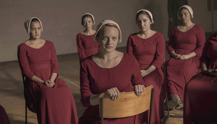 escena de la serie "The Handmaid's Tale"
