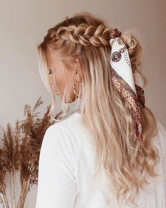 Chica con trenza de costado decorada con un pañuelo