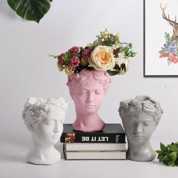 Macetas en forma de busto de musas, en blanco, rosa y gris