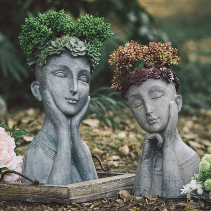 Macetas con busto de mujer y rostros definibles en tonos grises