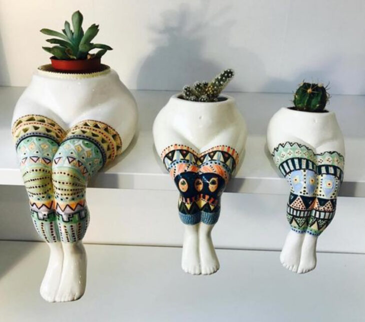 Macetas en forma de piernas de mujer con diseño boho
