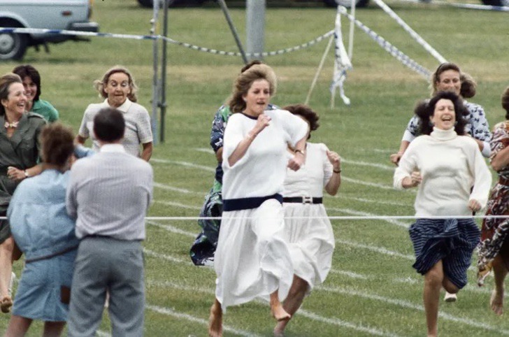 Lady Di corriendo junto a otras mamás en un evento escolar