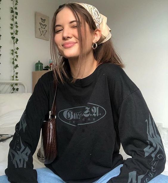Chica usando paliacate con mechones al frente; Peinados de los 90 que están de regreso