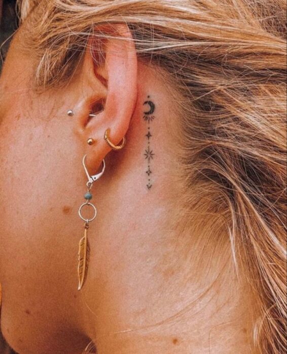 Chica con un tatuaje detrás de la oreja en forma de luna 
