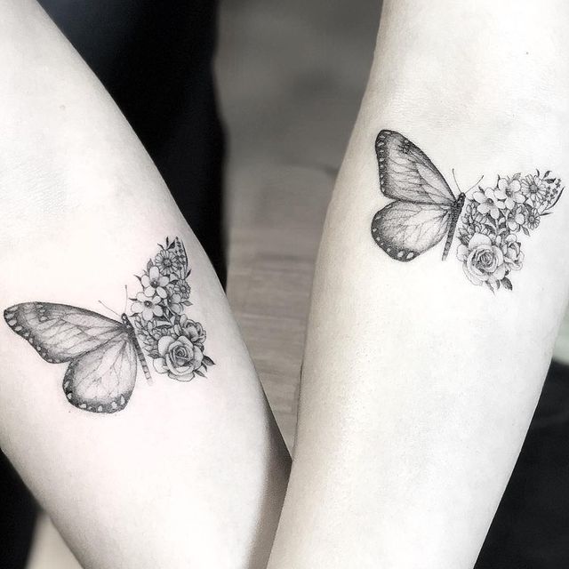Amigas luciendo tatuajes de mariposas dobles con media ala de flores; 15 Bellos tatuajes con mariposas para iniciar una metamorfosis