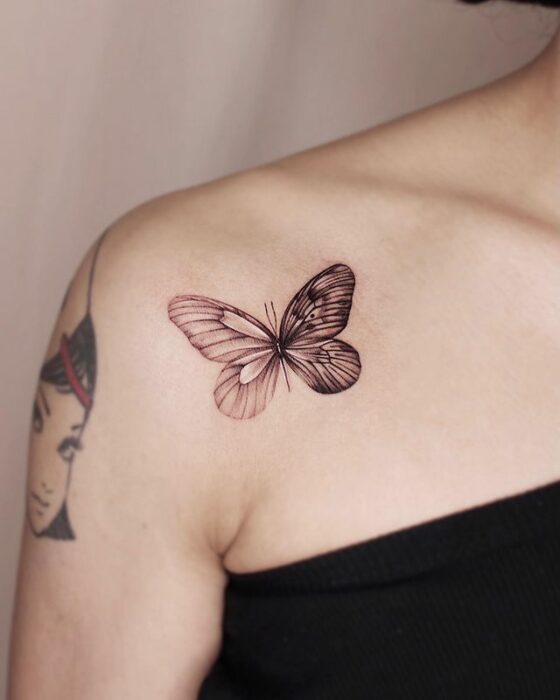 Tatuaje de mariposa en dos secciones: silueta y réplica natural; 15 Bellos tatuajes con mariposas para iniciar una metamorfosis