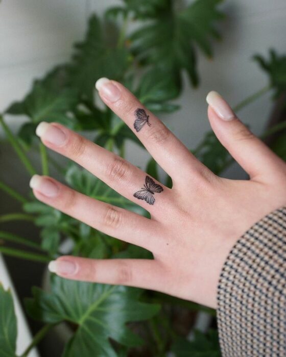 Chica mostrando sus tatuajes de mariposa como anillos; 15 Bellos tatuajes con mariposas para iniciar una metamorfosis