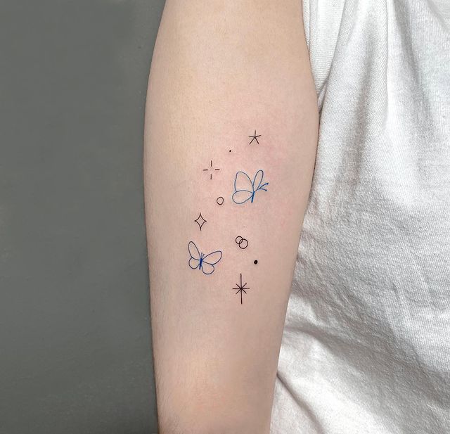 Tatuajes de mariposa solo con silueta en tonos azules; 15 Bellos tatuajes con mariposas para iniciar una metamorfosis