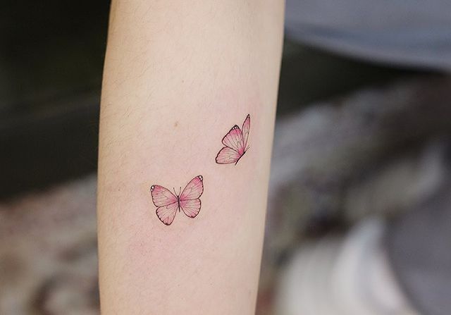 Minitatuajes de mariposas en color rosa con degradado en gris; 15 Bellos tatuajes con mariposas para iniciar una metamorfosis