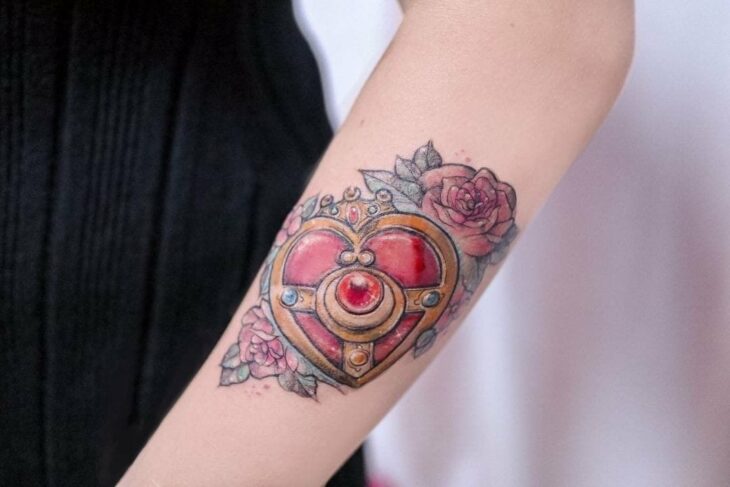 Tatuaje inspirado en el broche transformador de Sailor Moon; 13 Tatuajes para decorar tu piel 'en el nombre de la Luna'