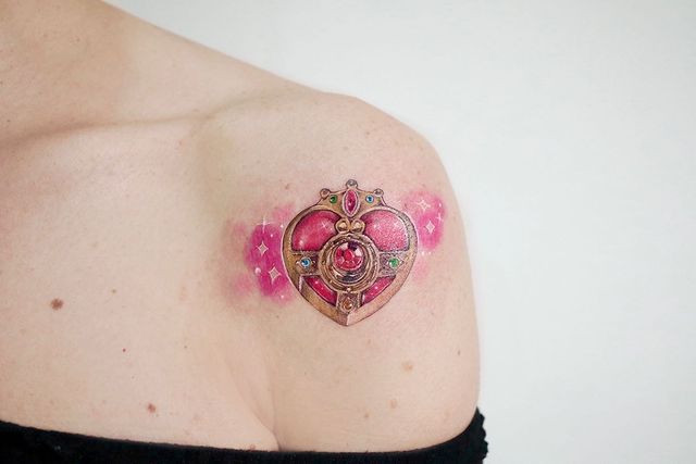 Tatuaje inspirado en el transformador de corazón de Sailor Moon; 13 Tatuajes para decorar tu piel 'en el nombre de la Luna'