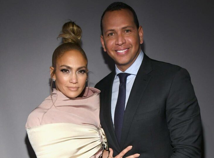 Jennifer Lopez y Alex Rodríguez posando para una alfombra roja