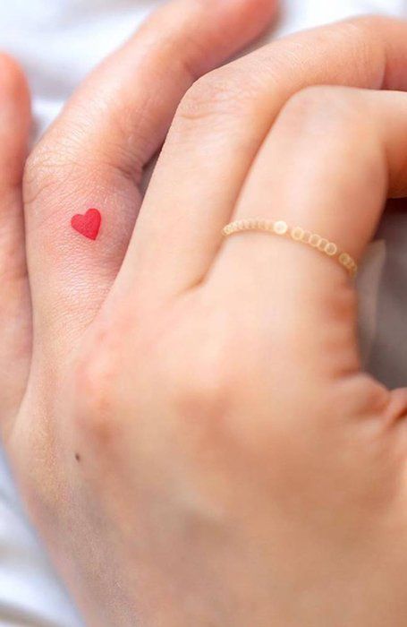 Chica con un tatuaje en forma de corazón