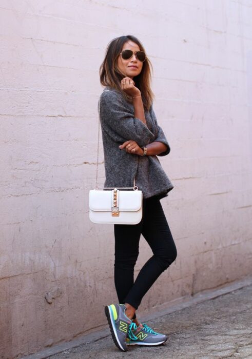 Mujer llevando outfit en tonos grises con tenis con destellos neón; 13 Outfits con tenis neón para deslumbrar a cada paso