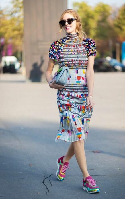 Chica con vestidos de colores y tenis a juego; 13 Outfits con tenis neón para deslumbrar a cada paso