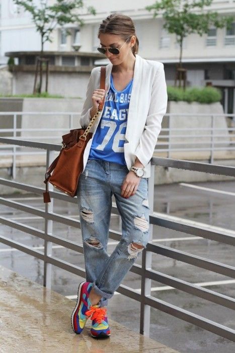 Chica llevando blazer blanco a juego con mom jeans y tenis fluorescentes; 13 Outfits con tenis neón para deslumbrar a cada paso