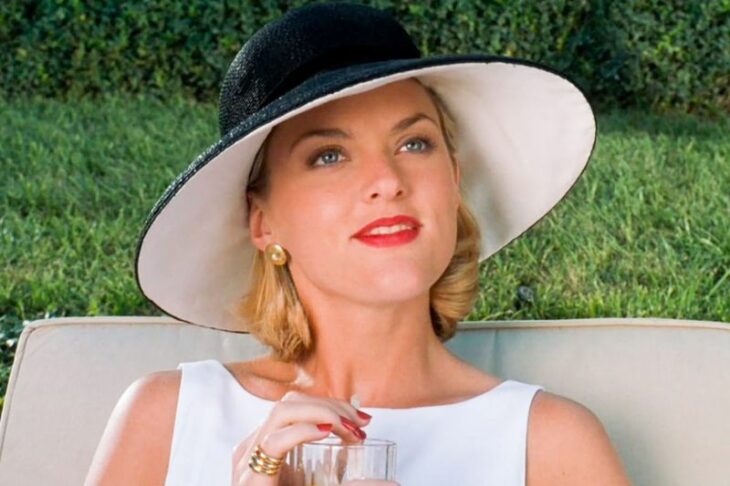 Meredith Blake de Juego de gemelas tomando el sol