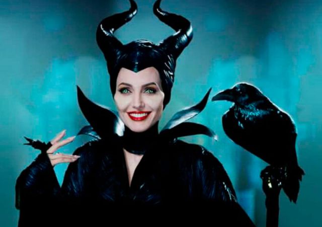 Angelina Jolie en el papel de Maléfica sosteniendo un cuervo negro