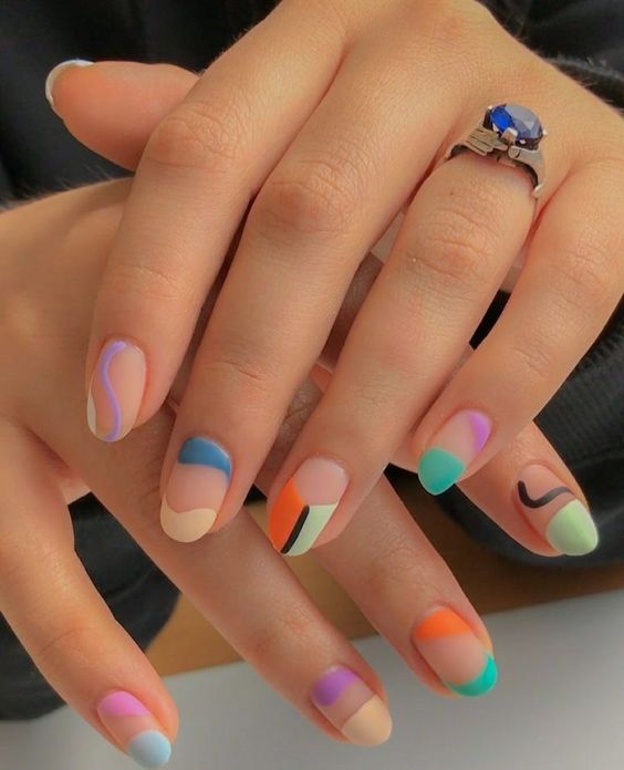 Manicura en colores pastel y fluorescentes con un diseño geométrico; Ideas para manicura aesthetic