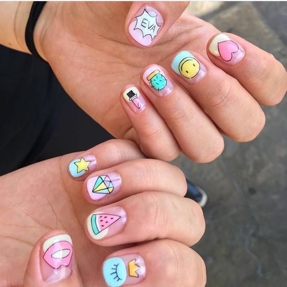 Manicura en tonos pastel con stickers retro; Ideas para manicura aesthetic