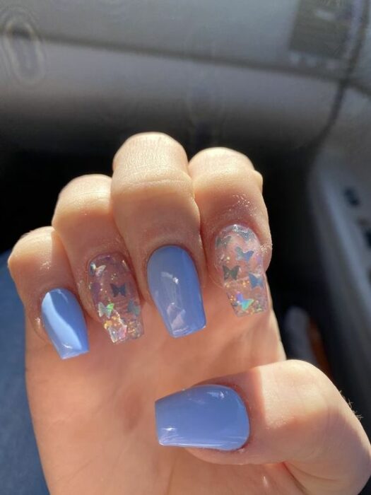 Manicura en color azul cielo con diseño de mariposas traslúcidas; Ideas para manicura aesthetic