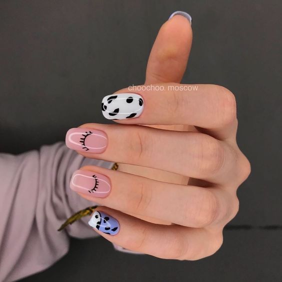 Manicura en color rosa con efecto de ojos cerrados; Ideas para manicura aesthetic
