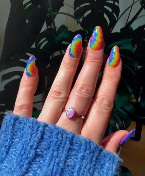 manicura con efecto tie dye; Ideas para manicura aesthetic