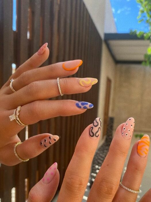 Manicura con efecto estampado de líneas irregulares; Ideas para manicura aesthetic