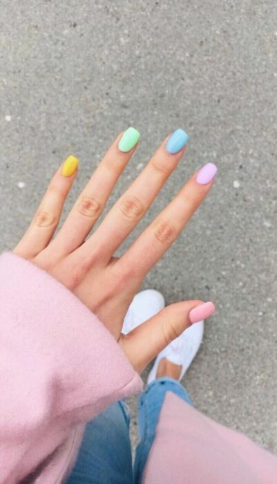 Manicura de colores pastel con efecto desigual; Ideas para manicura aesthetic